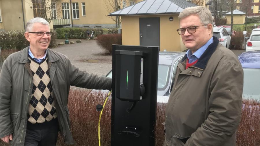 Göran Härnulv och Ray Olsson vid den av de installerade laddstolparna på  Verandastigen som redan tagits i bruk.